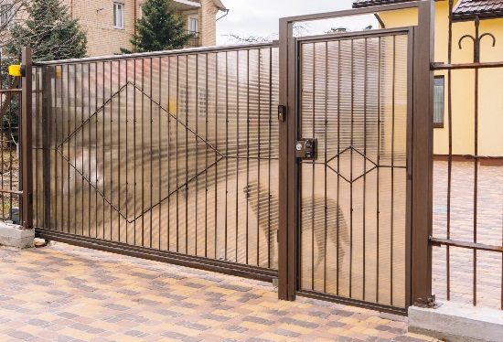 Купить ворота из профлиста с элементами ковки, с металлическими столбами в рамке или под дерево в Долгопрудном от 154260 руб